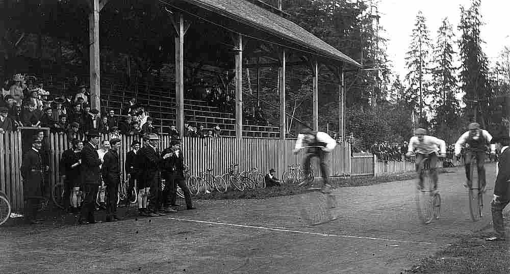 high-wheel-bicycle-racing-lg